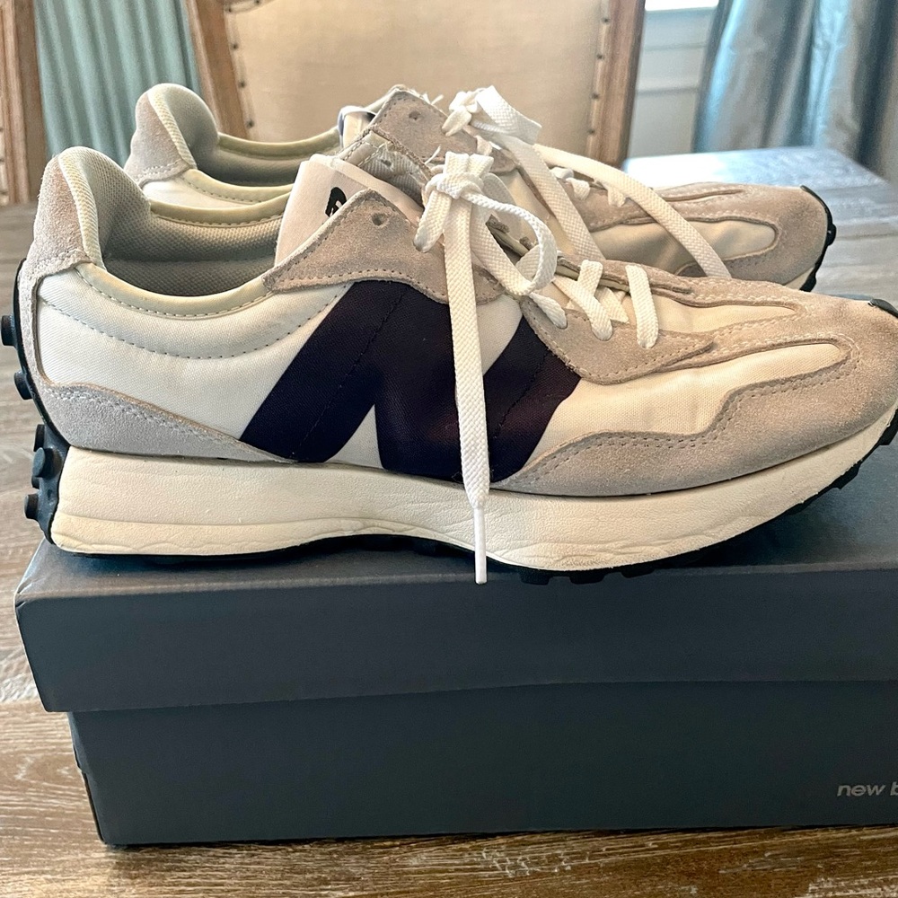 Used in great condition New Balance 327 sneakers in white/black 8.5